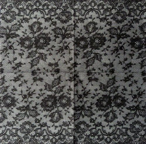 �ern� krajka 33x33